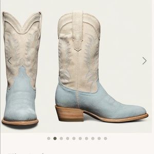 ISO Tecovas Josie in Blue Skies in an 8, 8 1/2, or 9 women’s